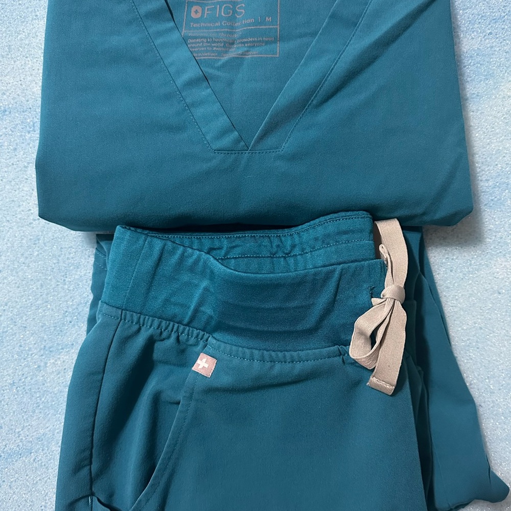 Figs Ocean Blue Scrub Ensemble